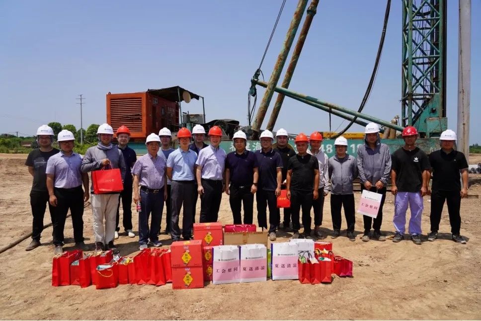 集團工會領(lǐng)導高溫下深入沅江項目建設(shè)地慰問一線職工